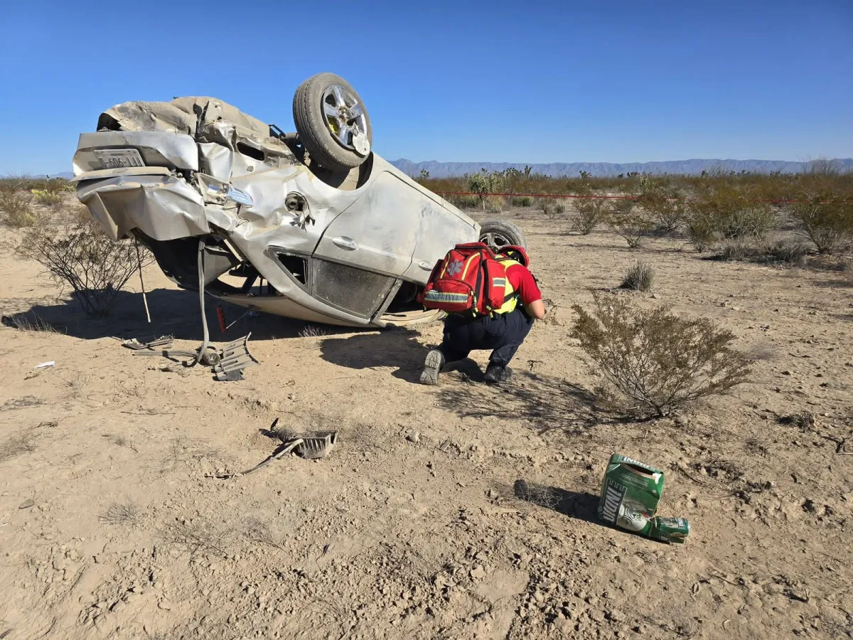Dos personas pierden la vida en volcadura sobre la carretera Monclova