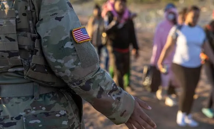 Gobierno de Trump enfrenta demanda por toma masiva de ADN a migrantes