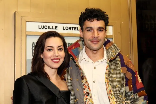 Aubrey Plaza espera bebé tras un año difícil
