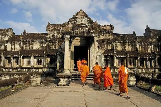 Tailandia destapa escándalo sexual y de lavado de dinero en templos budistas; investigan a 11 monjes