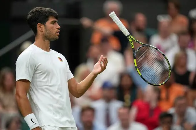 Alcaraz se corona en Cincinnati tras el retiro de Sinner en la final