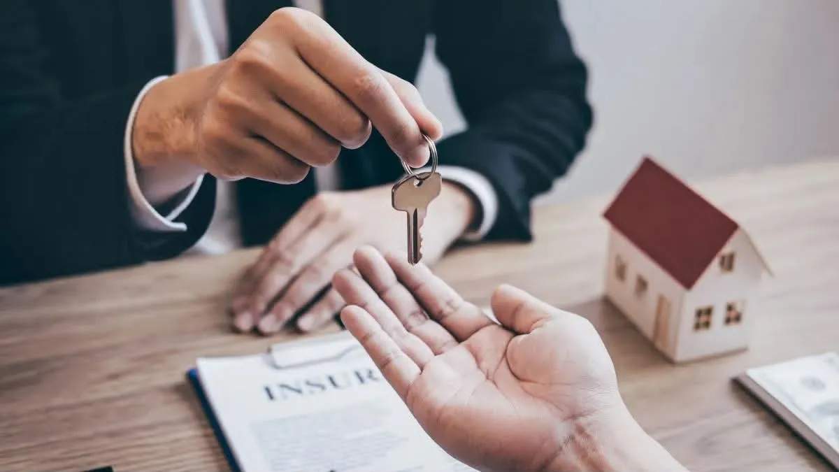 Alertan por fraudes inmobiliarios con casas y terrenos anunciados en redes sociales