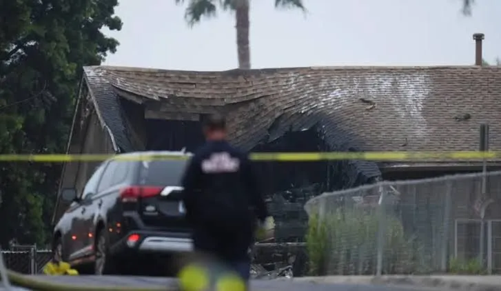 Avioneta cae en San Diego y desata incendio en zona residencial