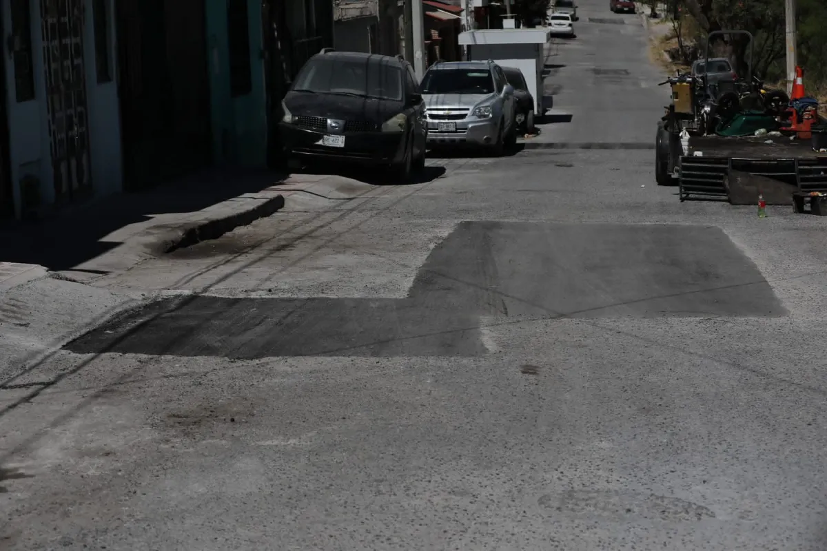 Reparan calles en colonias de Saltillo