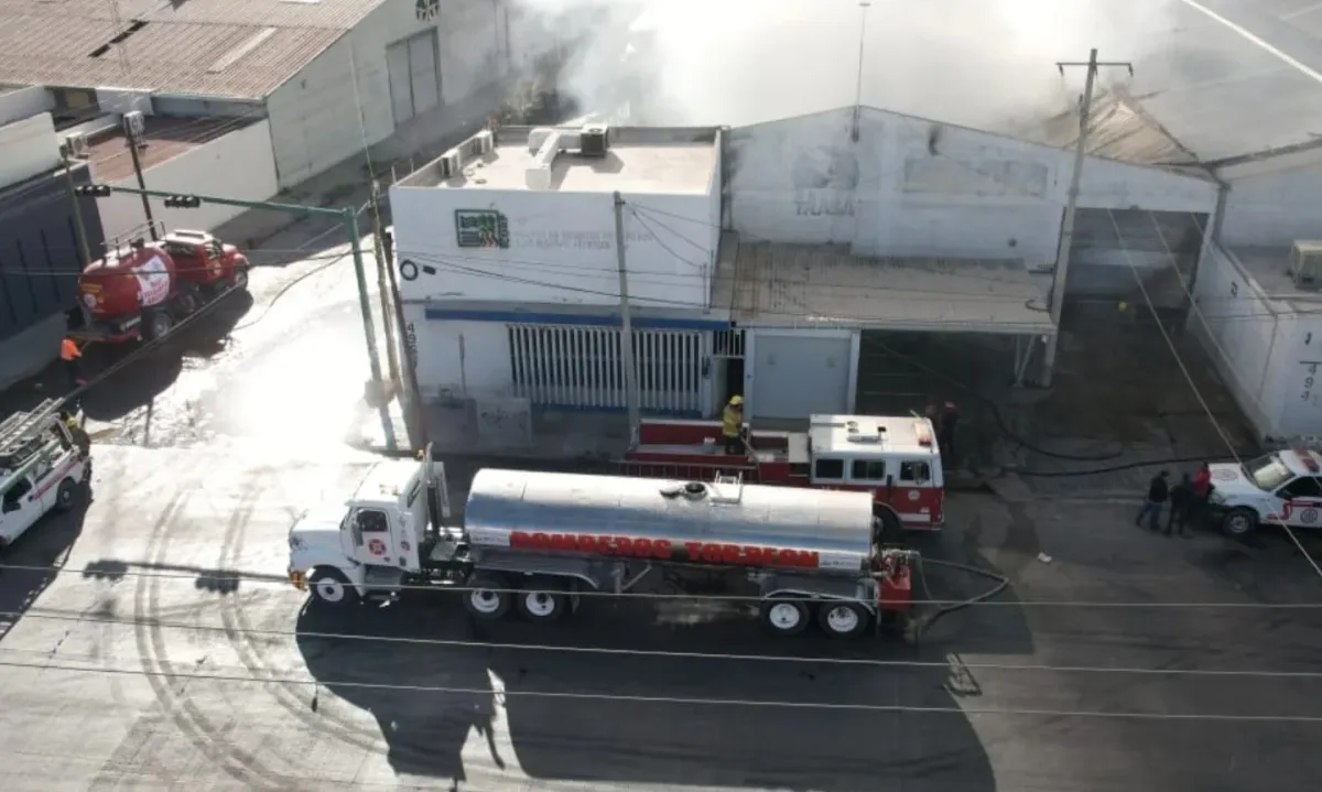 Protección Civil de Torreón apoya en incendio de bodegas en Gómez Palacio