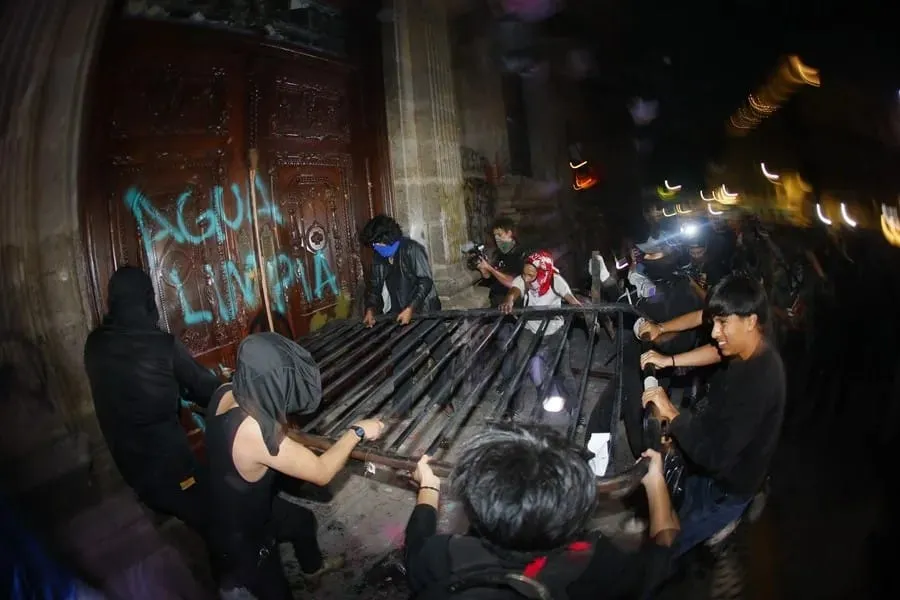 Detienen a diez personas tras protestas por agua limpia en Guadalajara