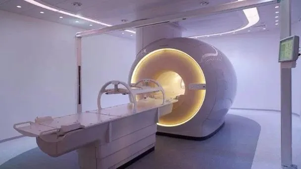 Muere hombre al ser succionado por máquina de resonancia magnética en Nueva York; llevaba una cadena en el cuello