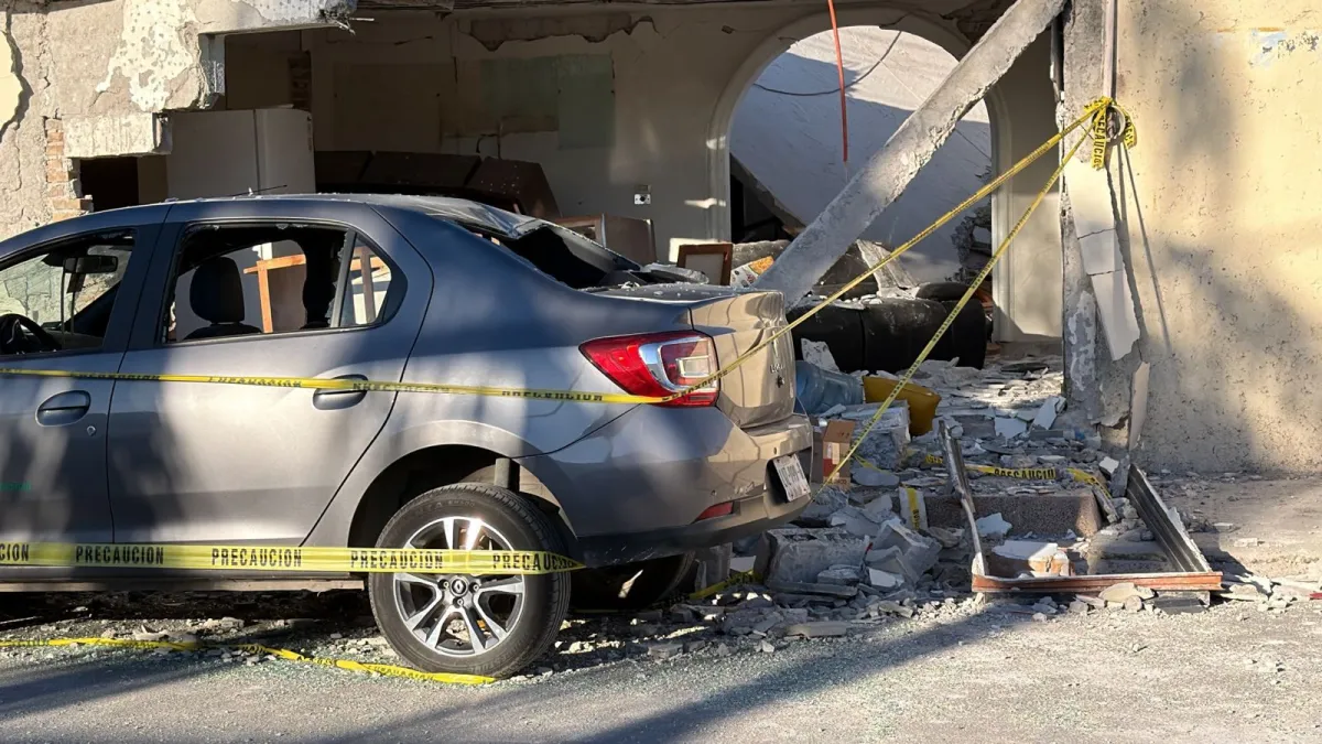 Explosión por fuga de gas destruye vivienda en Torreón y deja a trabajador de CFE en terapia intensiva