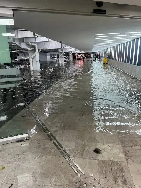 Suspenden operaciones en el Aeropuerto Internacional de la Ciudad de México por intensa lluvia