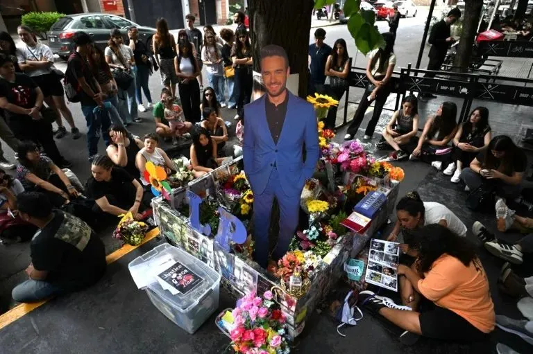 Fans y familiares recuerdan a Liam Payne en el primer aniversario de su fallecimiento