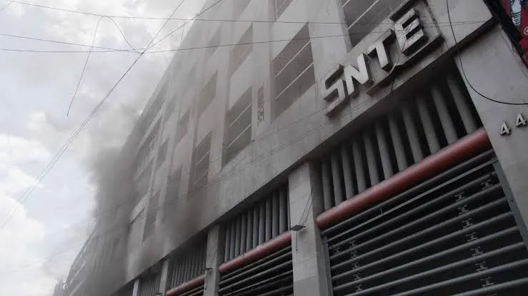 Disidentes incendian oficinas del SNTE; autoridades rechazan la violencia