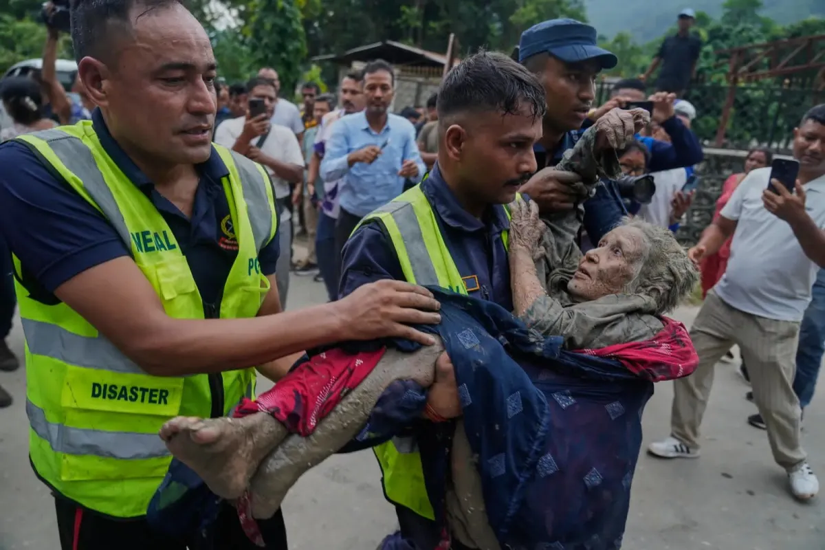 Sube a 353 la cifra de muertos por inundaciones en Nepal y Tíbet