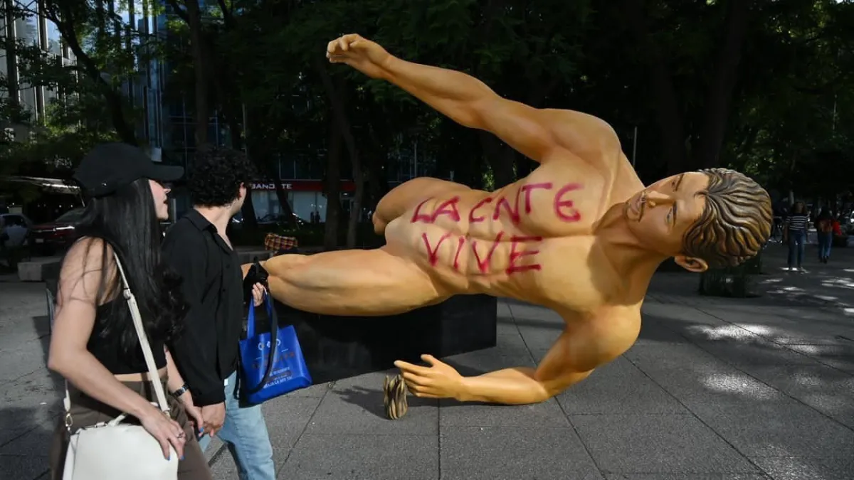 CNTE derriba esculturas futbolísticas y bloquea dos de las principales avenidas de CDMX