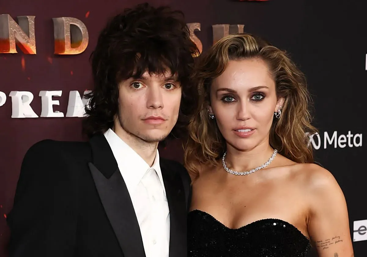 Miley Cyrus se compromete con el baterista Maxx Morando tras cuatro años de relación