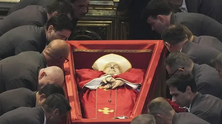 Trasladan el cuerpo del papa Francisco a la Basílica de San Pedro para su último adiós