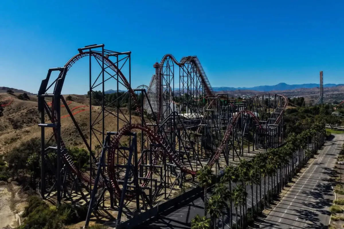 Six Flags retira la X2, su icónica montaña rusa, tras demandas por presuntas lesiones cerebrales