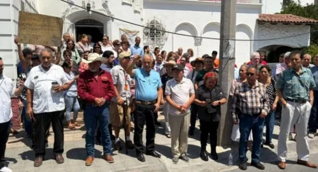 Jubilados del ISSSTE protestan en Nuevo León por adeudos en pensiones