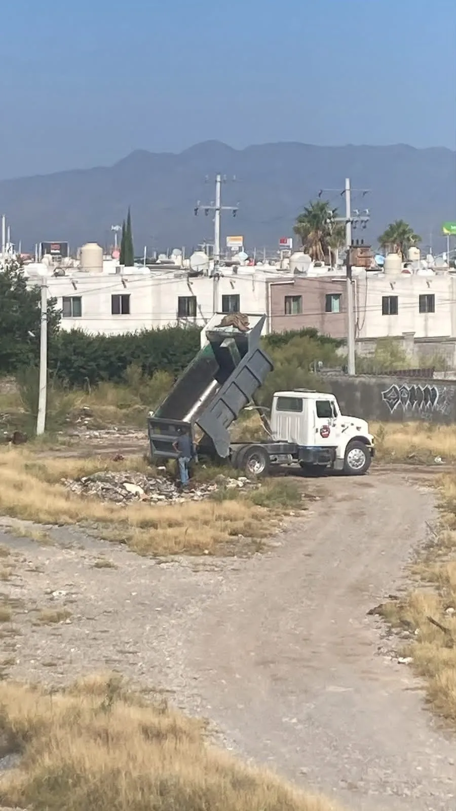 Tres hombres son detenidos en Saltillo por tirar basura y escombro