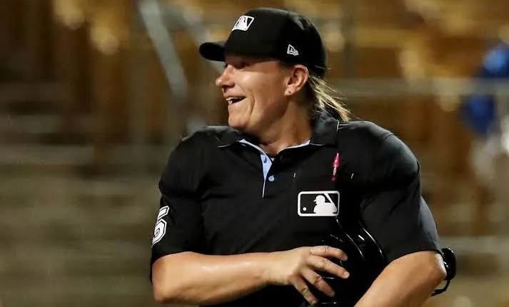 Jen Pawol rompe barreras y se convierte en la primera mujer árbitro en Grandes Ligas