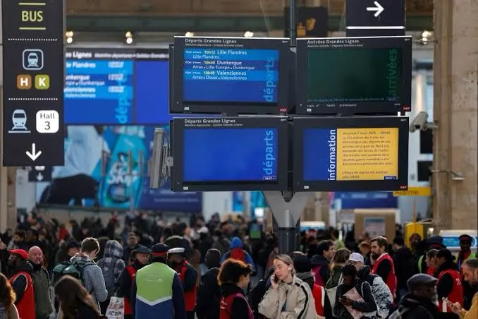 Descubren bomba de la Segunda Guerra Mundial y detienen operaciones en la principal estación de trenes de París