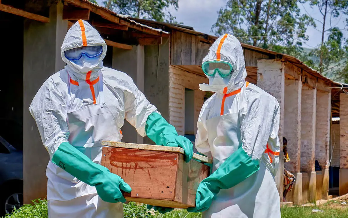 Brote de ébola en Congo rebasa los 900 casos; violencia dificulta contener la emergencia