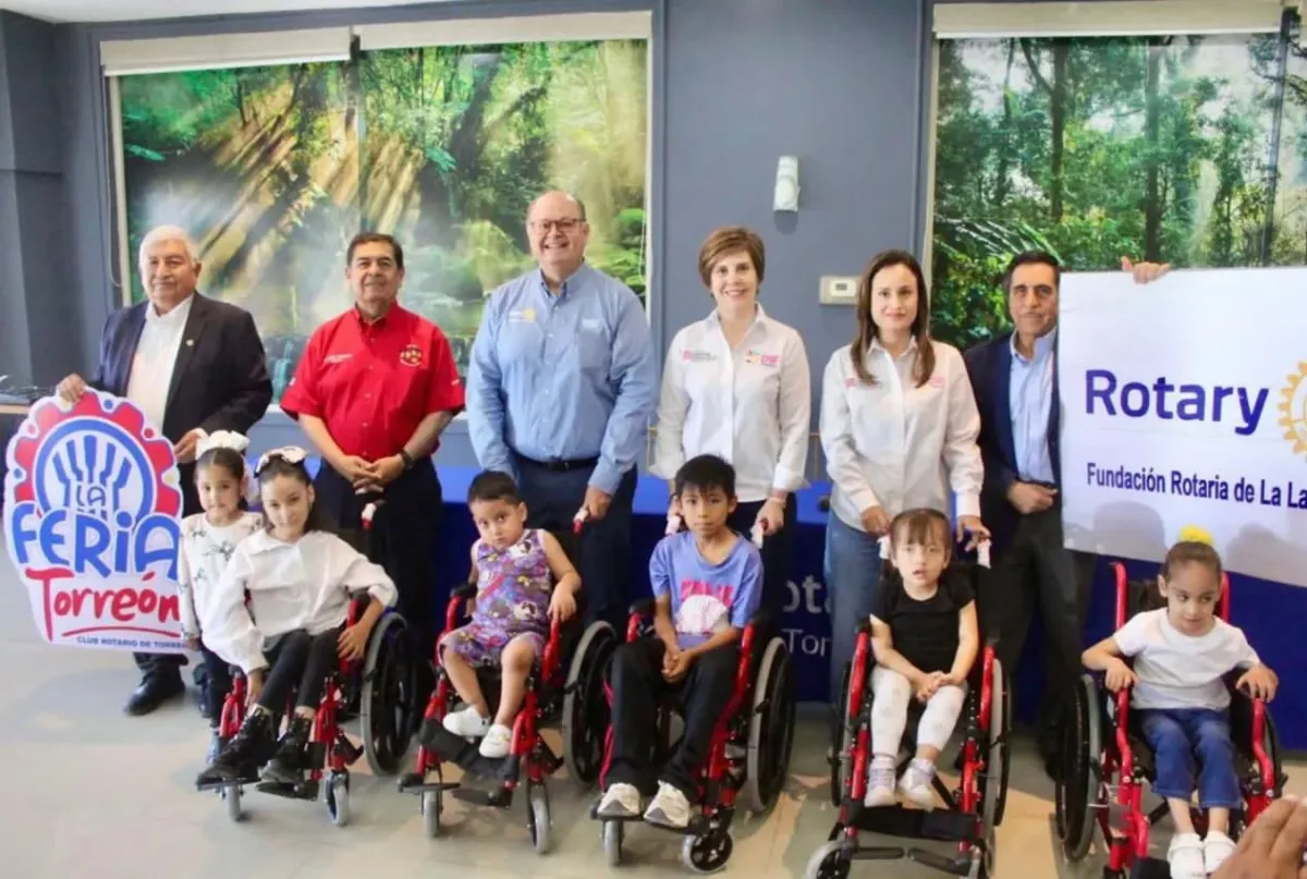 Entregan sillas de ruedas infantiles a niños en Torreón