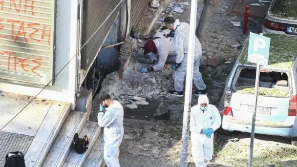Muere mujer al explotarle bomba que iba a colocar afuera de banco en Grecia