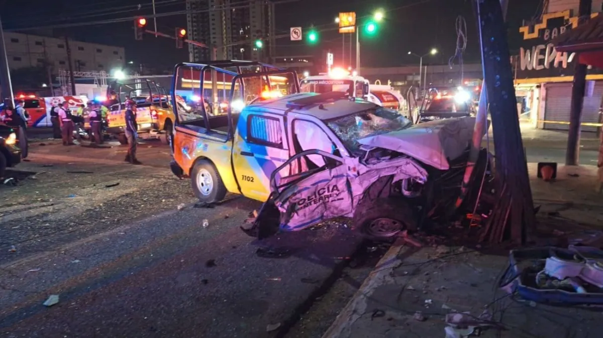 Persecución en Monterrey termina con fuerte choque de patrullas y cuatro policías heridos