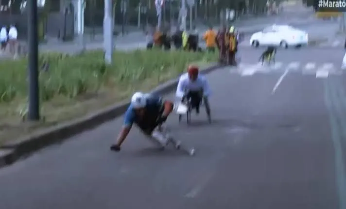 Atleta en silla de ruedas denuncia baches y discriminación en el Maratón de la CDMX
