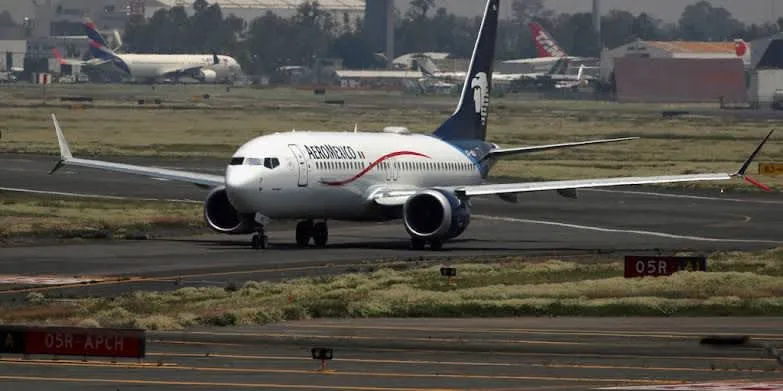 Vuelo de Aeroméxico a Corea regresa a CDMX tras presunta falla en parabrisas; viajaban Wendy Guevara y Pedro Sola