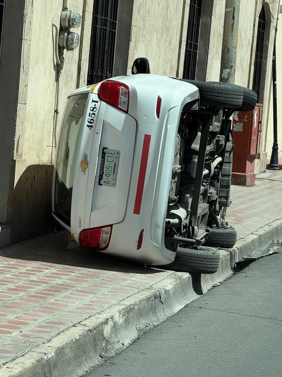 Se queda dormido y termina volcado en pleno centro de Saltillo