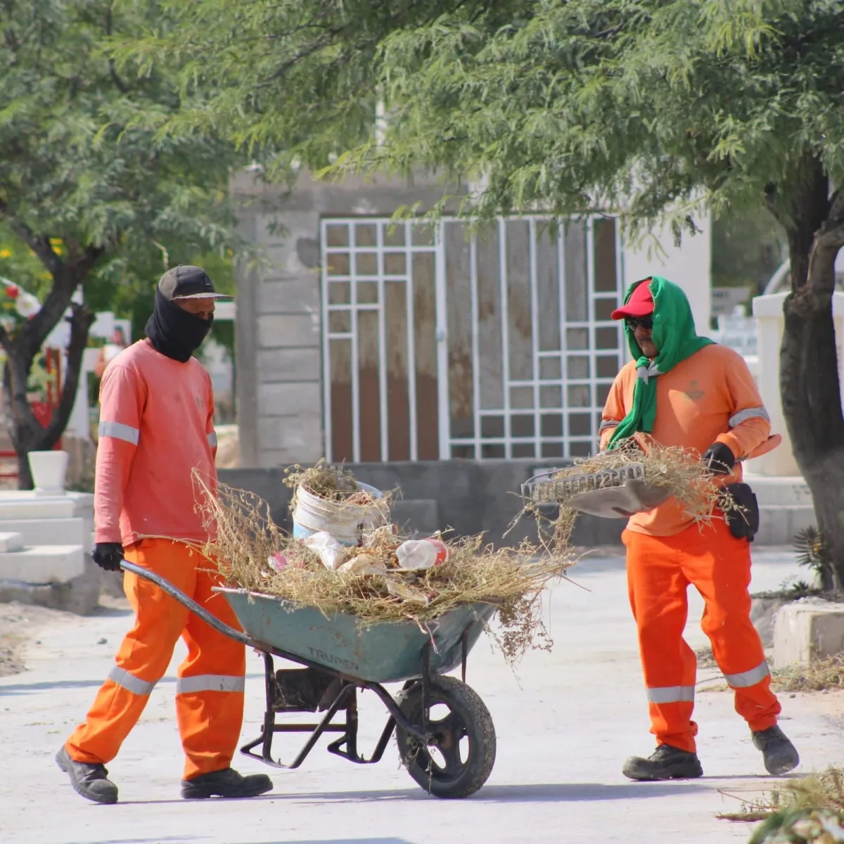 Intensifican trabajos de limpieza y mantenimiento en panteones de Torreón