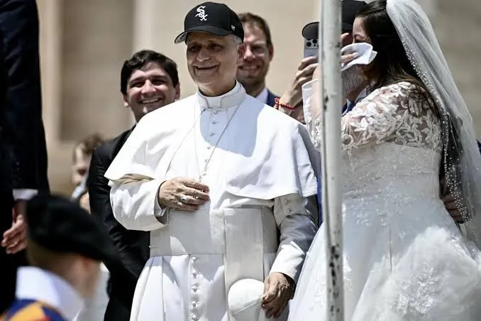 León XIV sorprende en el Vaticano usando una gorra de los White Sox