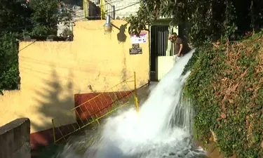 Mega fuga de agua provoca daños en viviendas y autos en Álvaro Obregón