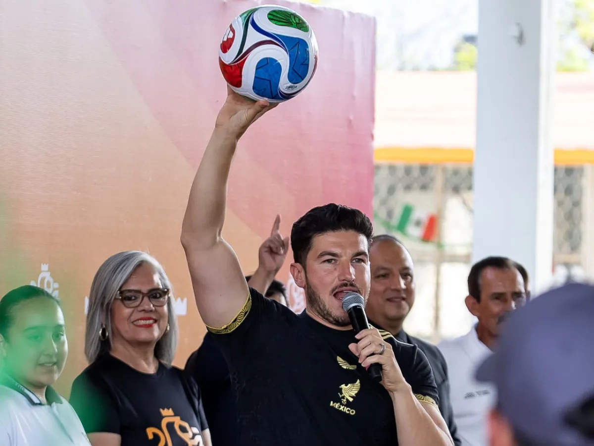 Samuel García estrena el balón oficial del Mundial 2026 durante “cascarita” en Guadalupe