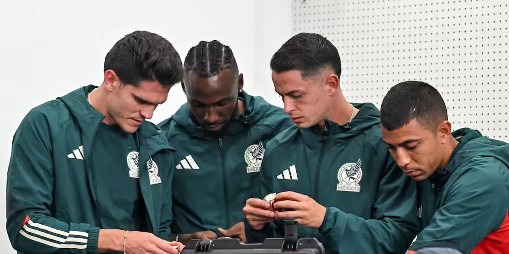 Influencer gana apuesta de 2 millones de dólares en el México vs ecuador y le regala relojes Rolex a jugadores del Tri