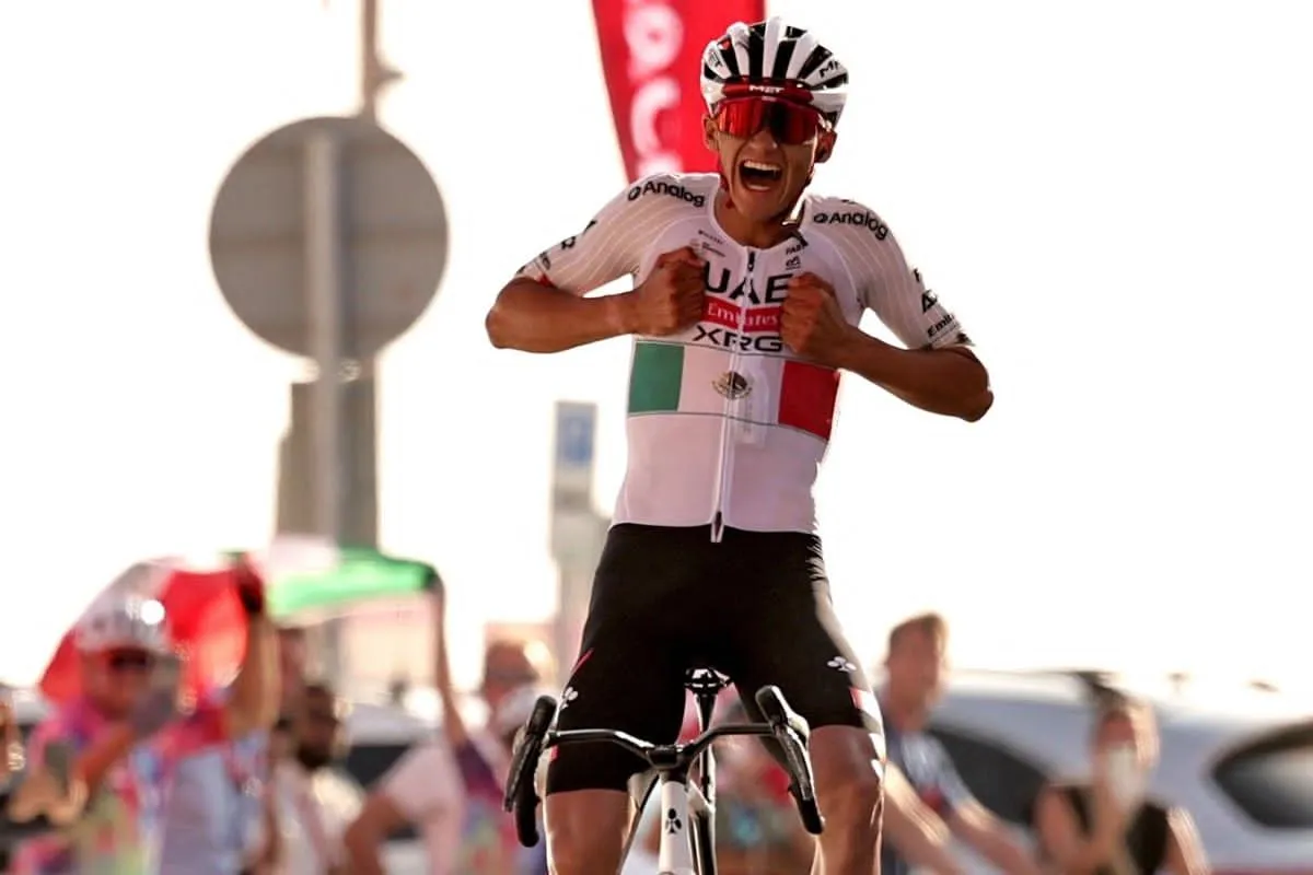 Isaac del Toro comparte su premio del UAE Tour 2026 con su equipo por una tradición del ciclismo