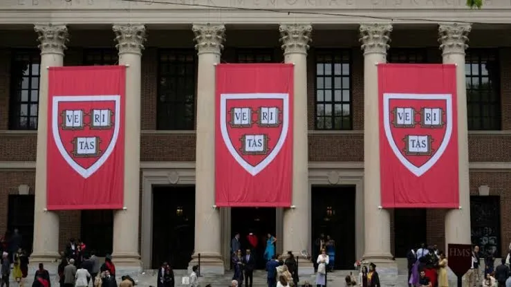 Estados Unidos limitará visados a estudiantes internacionales aceptados en Harvard