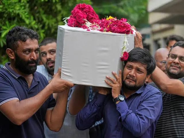 India identifica a 162 víctimas del accidente aéreo; ya entregaron 120 cuerpos a sus familias