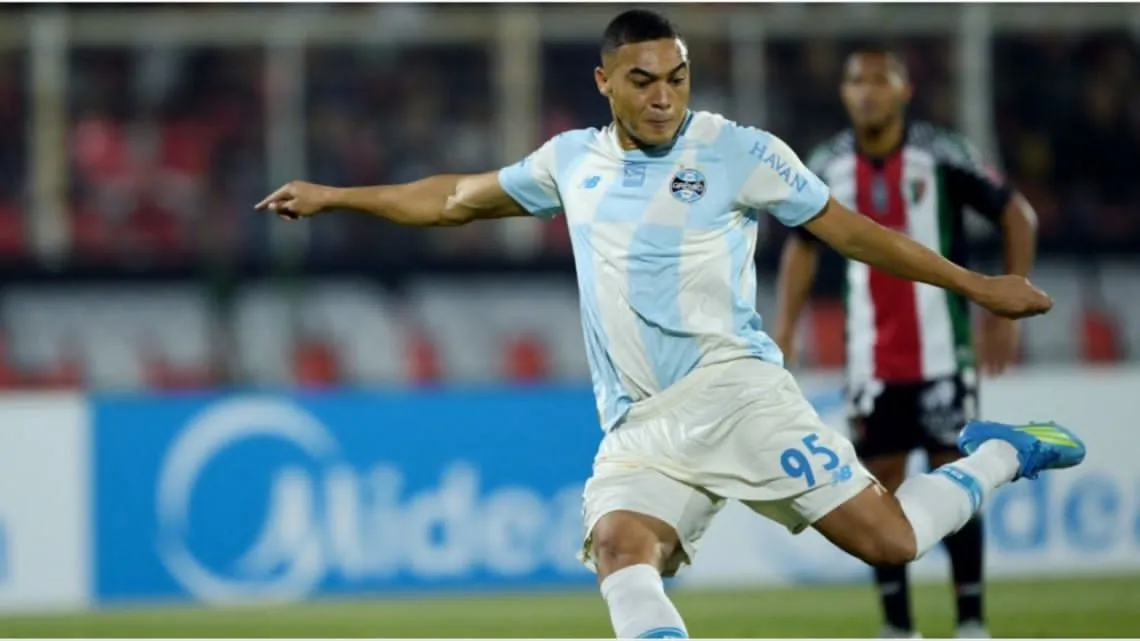 Insólito en Sudamericana: Carlos Vinícius falla 3 penales en 6 minutos y rompe récord negativo