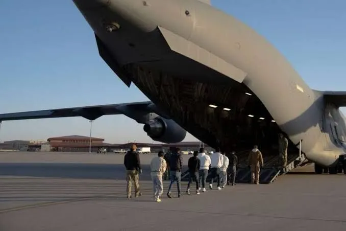 Trump suspende deportaciones en aviones militares por su alto costo
