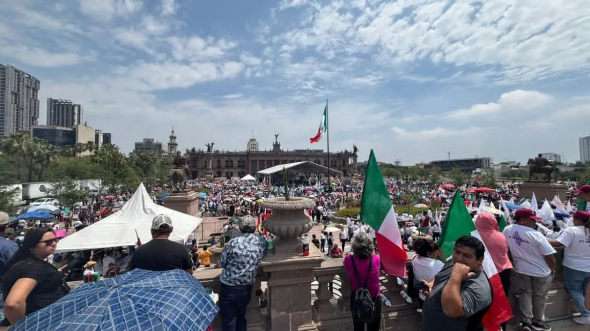 Cientos se reúnen en la Macroplaza para escuchar mensaje de la Presidenta Claudia Sheinbaum