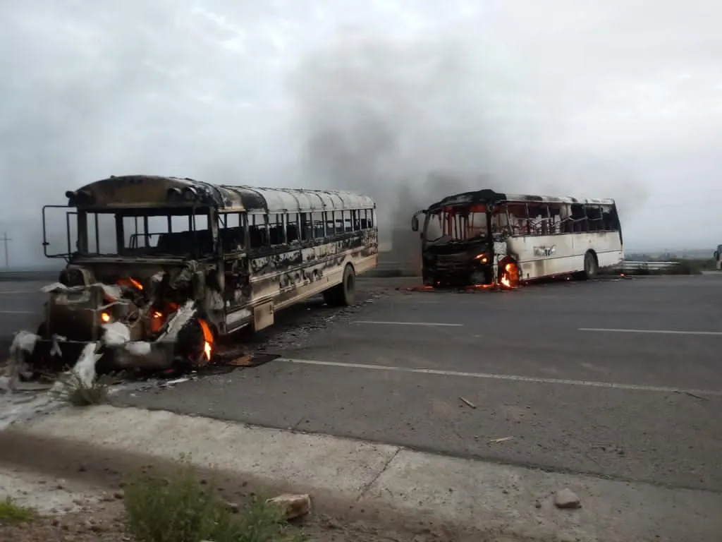 Narcobloqueos y vehículos incendiados en Michoacán tras operativo contra líder del CJNG