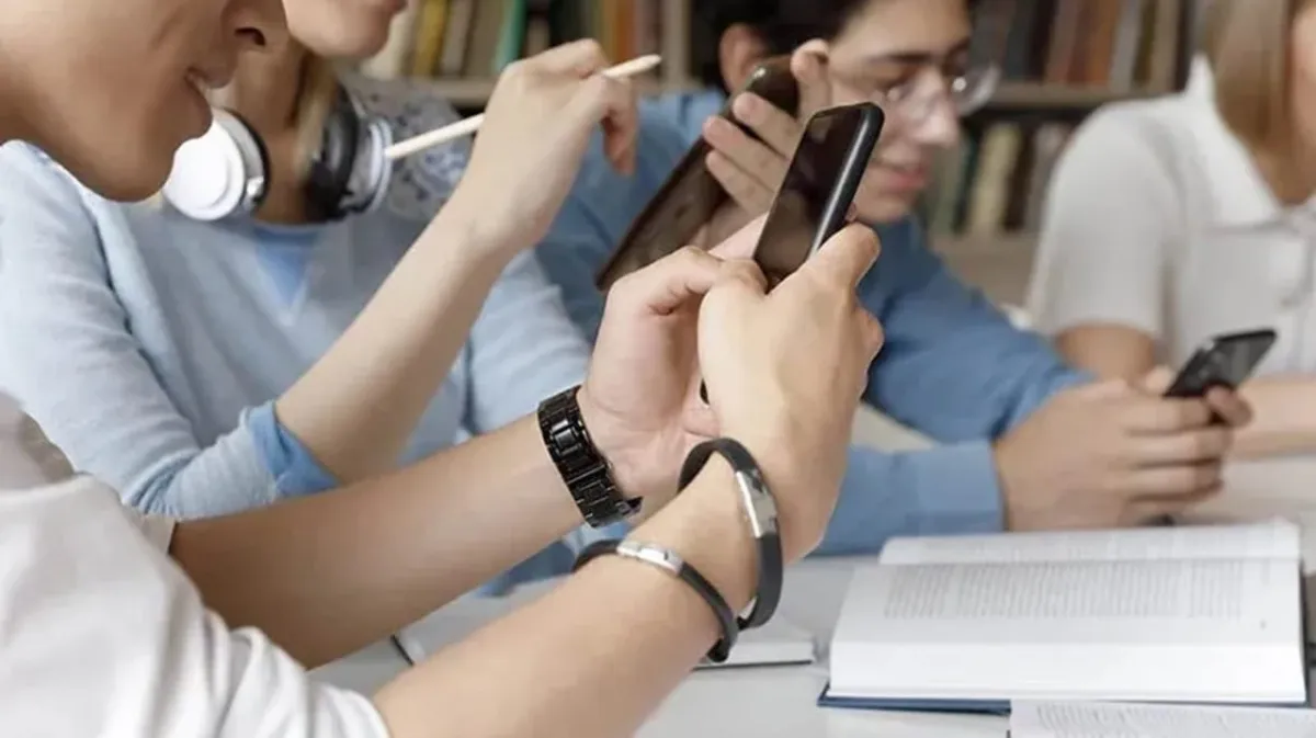 Regularán uso de celulares en aulas con enfoque educativo en nueva Ley de Educación