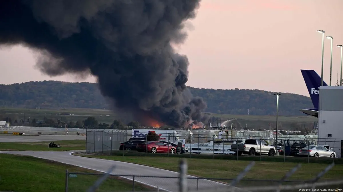 Avión de carga se estrella tras despegar del aeropuerto de Louisville; reportan 3 muertos y 11 heridos