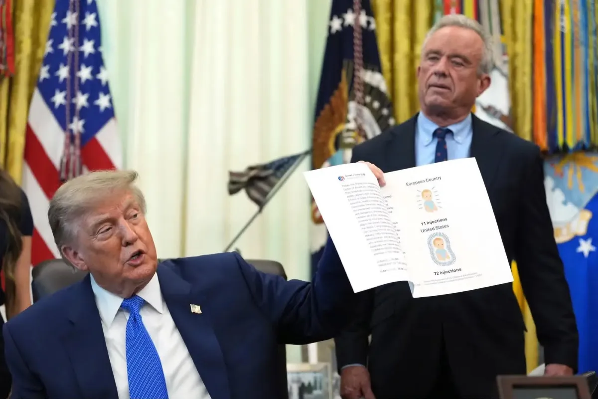 Trump busca cambiar el esquema de vacunas infantiles y desata choque con médicos