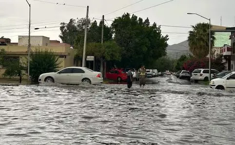 Inundaciones en Torreón tras fuertes lluvias; policía apoya a población vulnerable