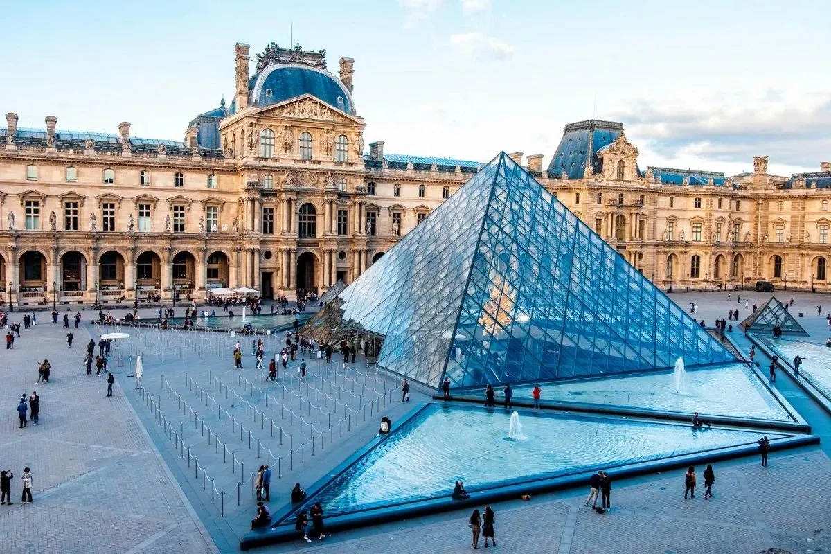 Robo al Museo del Louvre supera los 100 millones de dólares en pérdidas