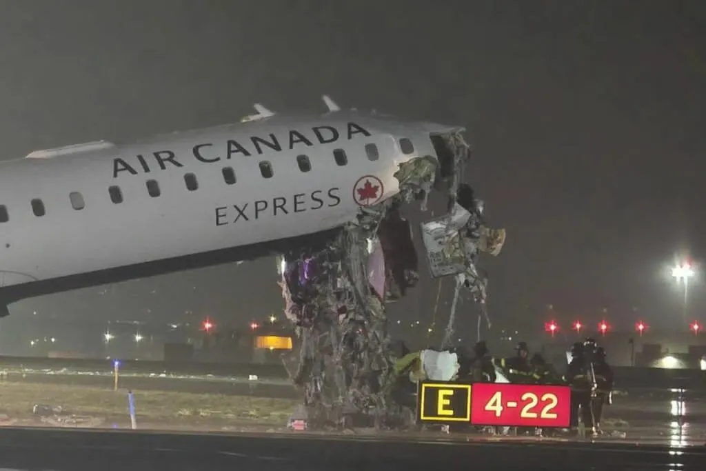 Mueren dos tras choque entre avión y camión de bomberos en aeropuerto de Nueva York