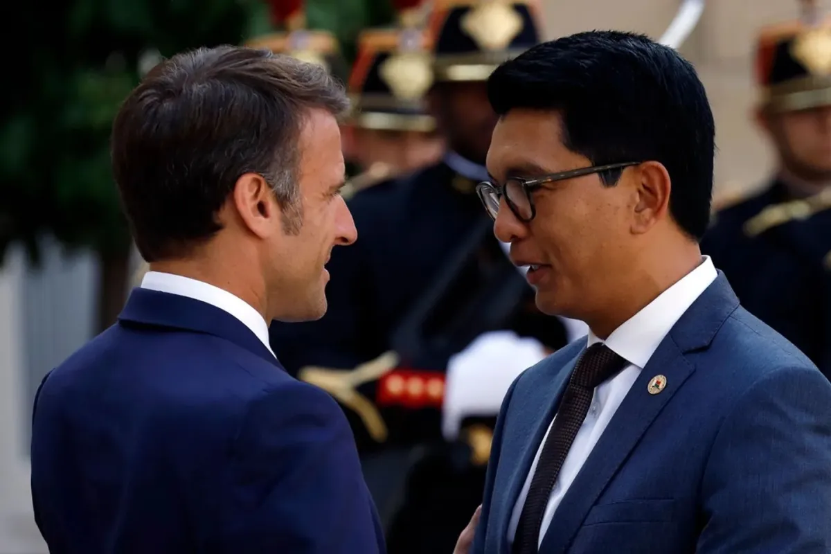 Presidente de Madagascar huye del país en avión militar francés tras acuerdo con Macron